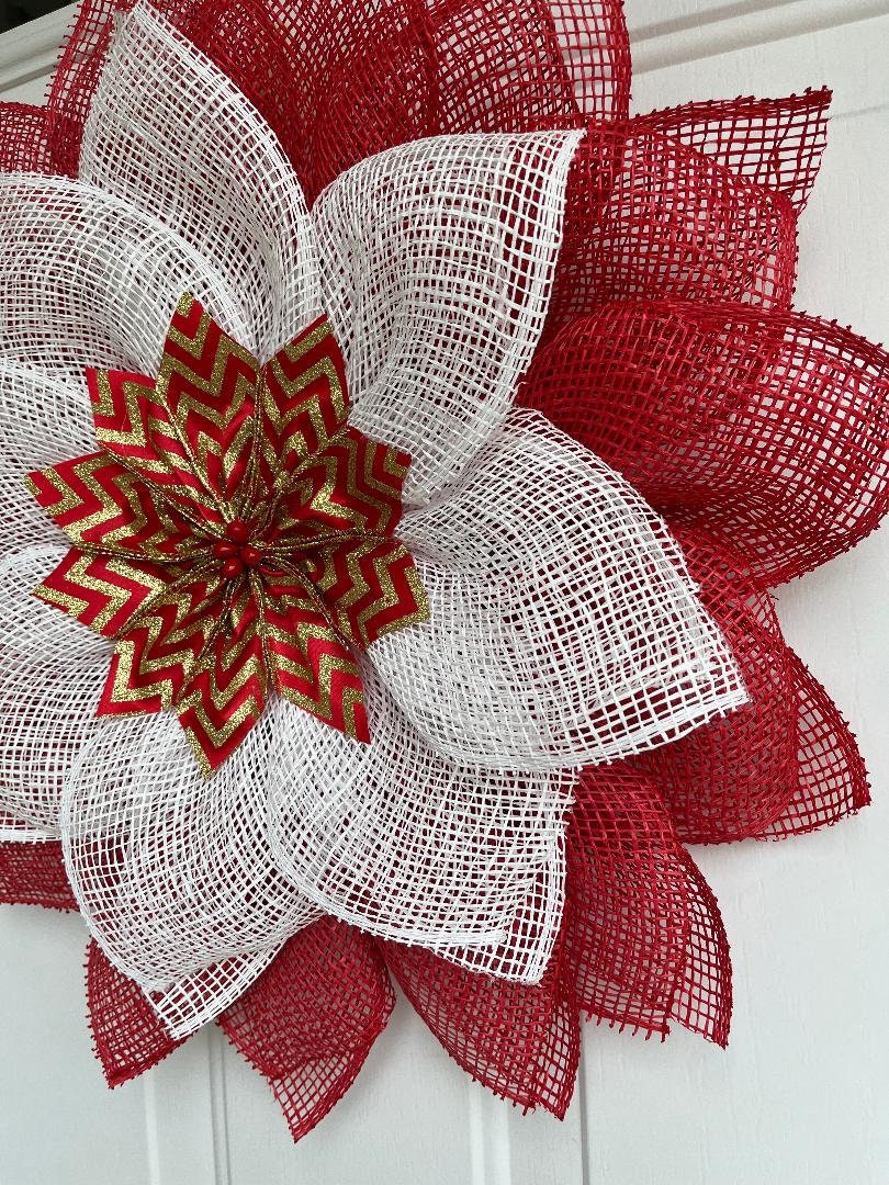 Christmas Wreath – Red & White Petals with Star Center
